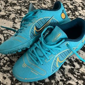 Soccer shoes for indoor